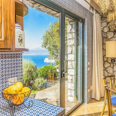 Villa Sant'agnello Sleeps 2 Air Con Wifi *