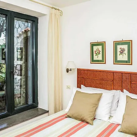 Villa Sant'agnello Sleeps 2 Air Con Wifi *